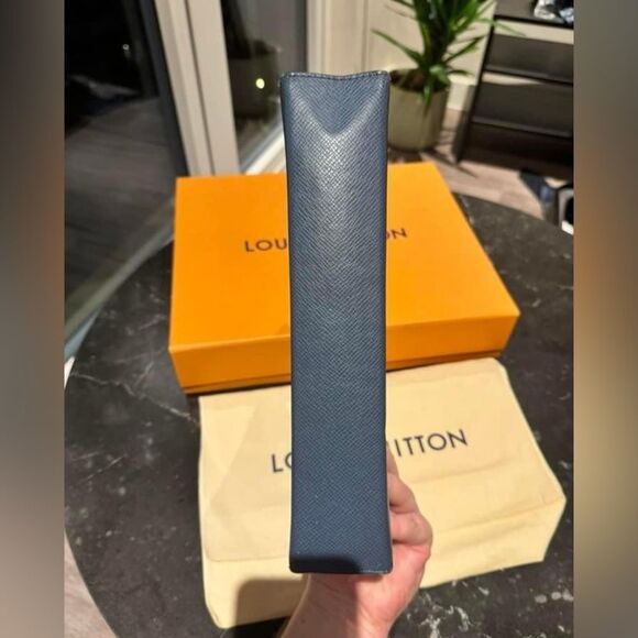 Louis Vuitton Pochette Taiga Leather - Picture 4 of 10